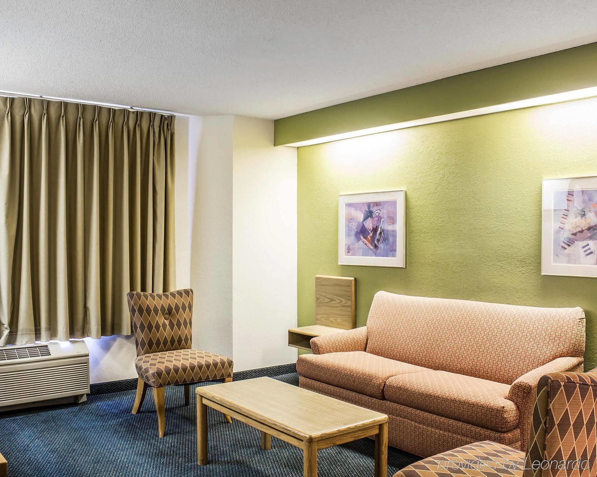 Quality Inn & Suites Raleigh North Bagian luar foto