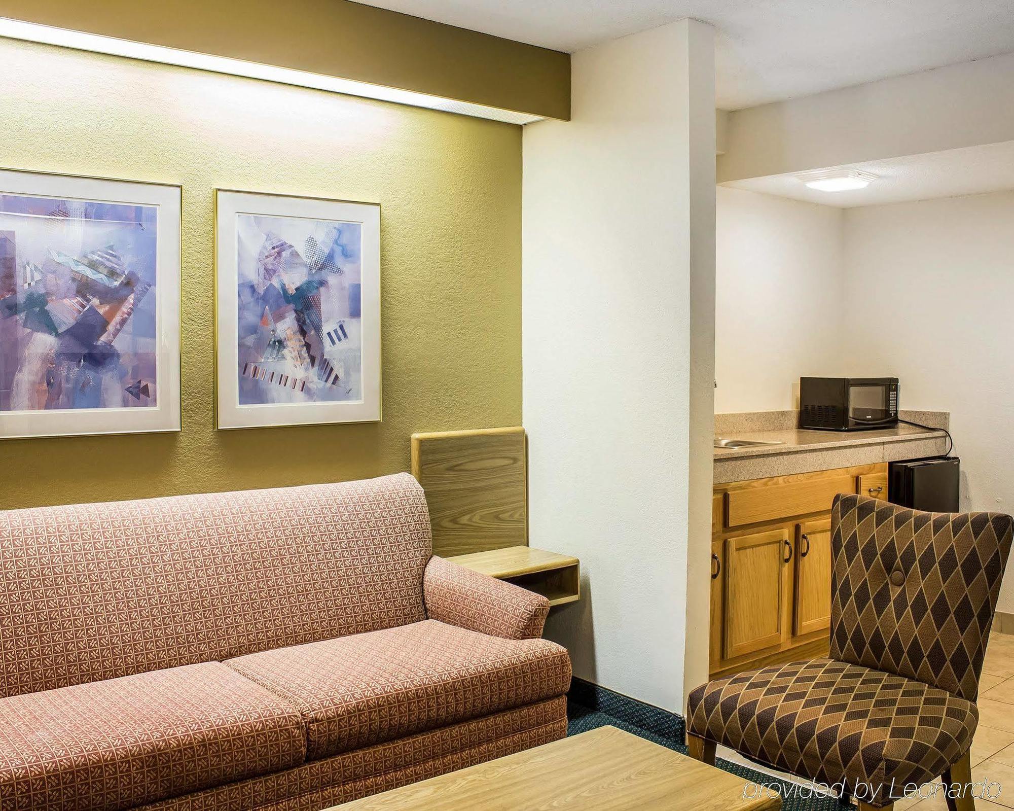 Quality Inn & Suites Raleigh North Bagian luar foto